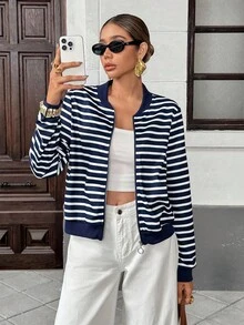 SHEIN Unity 2025秋季特辑：女士条纹拼布夹克。撞色条纹和混合材质拼接，编织出丰富的层次感，3D胸前贴袋则将功能性与设计巧思巧妙融合。前拉链贯穿衣身，每个拉链都散发着清爽的气息。复古条纹与现代拼布的巧妙融合，成就秋季必备单品，兼具时尚感与百搭性，百搭百搭，适合各种造型。 - 彩色 - 查看 1