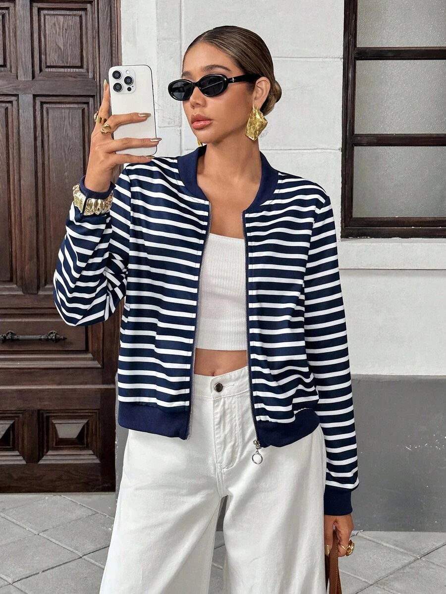 SHEIN Unity 2025秋季特辑：女士条纹拼布夹克。撞色条纹和混合材质拼接，编织出丰富的层次感，3D胸前贴袋则将功能性与设计巧思巧妙融合。前拉链贯穿衣身，每个拉链都散发着清爽的气息。复古条纹与现代拼布的巧妙融合，成就秋季必备单品，兼具时尚感与百搭性，百搭百搭，适合各种造型。 - 彩色 - 查看 1