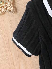 SHEIN Playful Pals 2 件套男婴靛蓝 Polo 衫和短裤套装，粗罗纹面料，适合日常户外玩耍、上学、度假，风格优雅，适合家庭休闲、运动和社交聚会，幼儿/婴儿服装，男女通用，夏季 - 黑色 - 查看 5