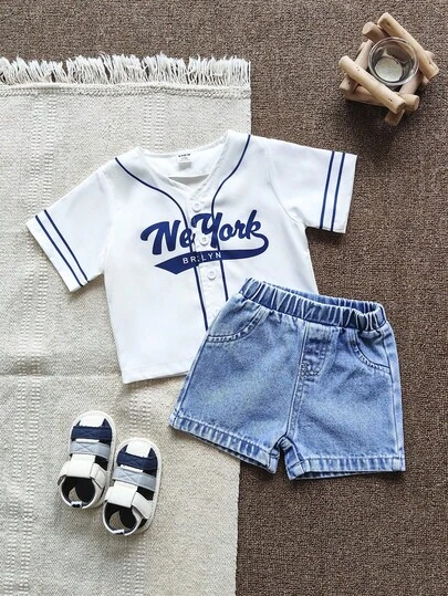 SHEIN Playful Pals Baby Boys Fashion Versatile White Baseball Jacket Short Sleeve Top With Light Blue Denim Pants Set, White Short Sleeve Baseball Sportswear Top With Blue Floral Pattern And Dark Blue Logo, Casual, Distressed Look, Soft, Comfortable, Cute, Leisure Outdoor Sports Style Suitable For Spring Summer Outings, Outdoor Play, Holiday, Daily, Travel Boy Summer Clothes Baby Boys Sets Boy Baby Clothes