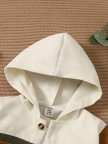 SHEIN Set de 2 piezas para bebé niño con chaqueta con capucha de manga larga con botones en bloque de color y pantalón de cintura sólida. Un atuendo cálido y cómodo adecuado para usar en otoño y primavera. Este conjunto es adecuado para salidas, ir a la escuela y usar en casa. Los niños pequeños pueden usar este versátil y duradero conjunto para sus actividades diarias. Manteniendo a los niños pequeños a la moda y cómodos durante las estaciones de transición de primavera y otoño. - Café integral - Ver 5