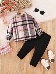 SHEIN Conjunto informal de 2 piezas de camisa a cuadros con botones frontales y bolsillos falsos, y pantalones para bebé niña - Rosa - Ver 2