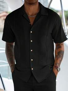 Manfinity Homme Completo casual estivo da uomo, composto da camicia a maniche corte monopetto e pantaloni in tinta unita. Outfit da crociera da uomo in nero, due pezzi, comodo.