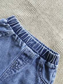 SHEIN Playful Pals 男婴时尚百搭白色棒球夹克短袖上衣搭配浅蓝色牛仔裤套装，白色短袖棒球运动服上衣带有蓝色花卉图案和深蓝色标志，休闲，做旧外观，柔软，舒适，可爱，休闲户外运动风格适合春夏外出、户外玩耍、度假、日常、旅行 - 彩色 - 查看 5