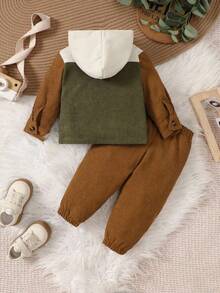 SHEIN Set de 2 piezas para bebé niño con chaqueta con capucha de manga larga con botones en bloque de color y pantalón de cintura sólida. Un atuendo cálido y cómodo adecuado para usar en otoño y primavera. Este conjunto es adecuado para salidas, ir a la escuela y usar en casa. Los niños pequeños pueden usar este versátil y duradero conjunto para sus actividades diarias. Manteniendo a los niños pequeños a la moda y cómodos durante las estaciones de transición de primavera y otoño. - Café integral - Ver 2