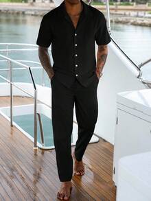 Manfinity Homme Completo casual estivo da uomo, composto da camicia a maniche corte monopetto e pantaloni in tinta unita. Outfit da crociera da uomo in nero, due pezzi, comodo.