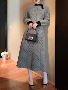 DAZY Abito in tessuto di lana con vita stretta, stampa a pois su tutto il capo, colletto a nastro a contrasto, chiusura con bottoni in metallo, vestito elegante con vestibilità morbida adatto per lavoro/matrimonio/festa, abito midi a-line per donna - Grigio - Visualizzare 4