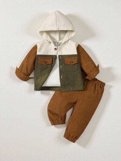 SHEIN Playful Pals 2er Set Baby Jungen geknöpfte Farbblockjacke mit Kapuze und langem Ärmel sowie einfarbige Taillenbund Hosen, ein warmes & bequemes Outfit geeignet für Herbst & Frühling. Dieses Set eignet sich für Ausflüge, Schulbesuch und zum Tragen Zuhause. Baby Jungen können dieses vielseitige und langanhaltend Set für ihre täglichen Aktivitäten tragen. Hält Baby Jungen in der Übergangsphase von Frühling zu Herbst modisch und bequem.