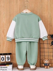 SHEIN Playful Pals 1套男嬰棒球夾克外套鈕扣開襟字母印花牛仔長褲白色秋季休閒小童開學毛絨套裝 - 綠色 - 查看 2