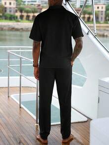 Manfinity Homme Completo casual estivo da uomo, composto da camicia a maniche corte monopetto e pantaloni in tinta unita. Outfit da crociera da uomo in nero, due pezzi, comodo.