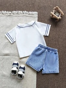 SHEIN Playful Pals 男婴时尚百搭白色棒球夹克短袖上衣搭配浅蓝色牛仔裤套装，白色短袖棒球运动服上衣带有蓝色花卉图案和深蓝色标志，休闲，做旧外观，柔软，舒适，可爱，休闲户外运动风格适合春夏外出、户外玩耍、度假、日常、旅行 - 彩色 - 查看 2