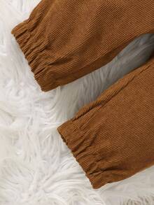 SHEIN Set de 2 piezas para bebé niño con chaqueta con capucha de manga larga con botones en bloque de color y pantalón de cintura sólida. Un atuendo cálido y cómodo adecuado para usar en otoño y primavera. Este conjunto es adecuado para salidas, ir a la escuela y usar en casa. Los niños pequeños pueden usar este versátil y duradero conjunto para sus actividades diarias. Manteniendo a los niños pequeños a la moda y cómodos durante las estaciones de transición de primavera y otoño. - Café integral - Ver 4