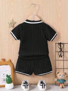 SHEIN Playful Pals 2 件套男婴靛蓝 Polo 衫和短裤套装，粗罗纹面料，适合日常户外玩耍、上学、度假，风格优雅，适合家庭休闲、运动和社交聚会，幼儿/婴儿服装，男女通用，夏季 - 黑色 - 查看 2