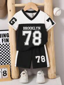 SHEIN 婴幼儿男童 V 领短袖 T 恤和印花运动短裤套装，适合日常穿着、观看体育比赛和夏季的休闲运动装 - 黑與白 - 查看 3