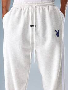 PLAYBOY X SUMWON 奢华家居服阔腿运动裤标志系列宽松版型冬季休闲街头服饰抽绳腰慢跑裤 - 淺灰色 - 查看 6