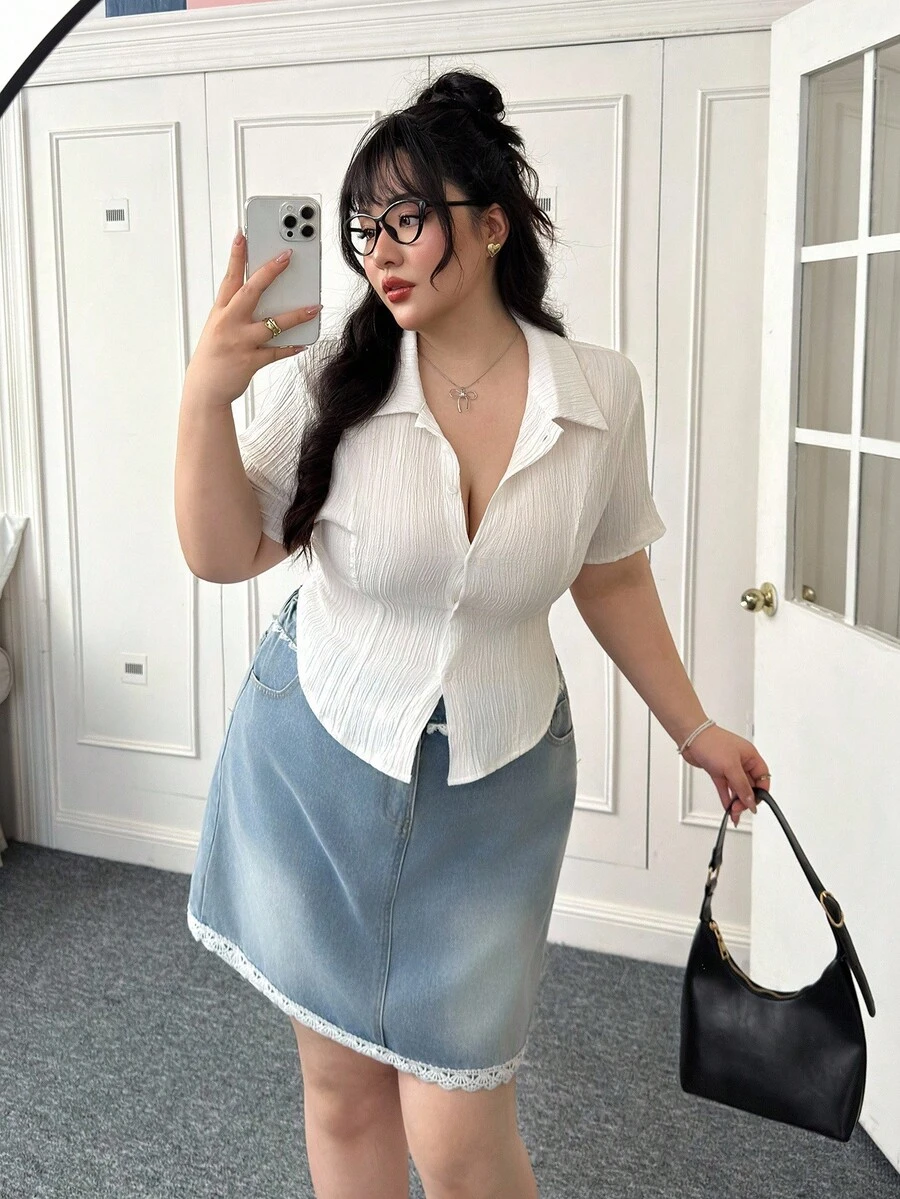 CovetEZ 大码女式波浪提花前扣休闲纯色短袖修身衬衫，春夏 - 白色 - 查看 1