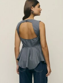 Nöista 海军蓝条纹荷叶边上衣，完美契合女性气质。这款精致的职业上衣适合办公室穿着，优雅别致，是婚礼宾客的理想之选，同时又百搭实用，无论是出席庆祝活动还是外出叠穿，都能轻松驾驭。 - 深灰色 - 查看 2