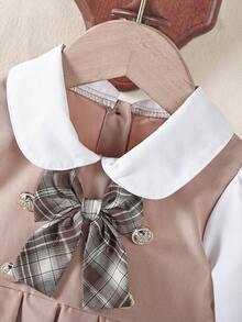 SHEIN 1pc Baby Girl Pleated Dress, Baby Girl's Woven Comfortable Khaki Long Sleeve Dress With Bow And Button Decor, Fresh And Cute Style Suitable For Autumn, Loose Fit, Suitable For Various Occasions Like Vacation, Travel, Daily Wear Fall Winter - Khaki - View 4
