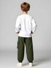 SHEIN 2 piezas Conjunto informal de vacaciones para niños preadolescentes, camiseta de manga larga con cuello redondo, parche, estampado de letras y bolsillo con contraste de color, combinada con pantalones cargo, adecuado para uso casual, vuelta al colegio, fiesta de cumpleaños, fiesta de noche, actuación, bautizo, ceremonia de apertura, uso diario, escuela, viaje, deportes, primavera/verano - Verde militar - Ver 2