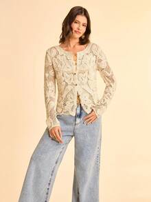 CAJUNI 女式杏色花卉针织开衫，配棕色椰子纽扣，长喇叭袖半透明毛衣 - 杏色 - 查看 6