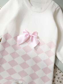 SHEIN Baby Girls' Classic White And Pink Diamond Jacquard Knit Romper,Cute Autumn Long Sleeve Bow Elegant Soft Jumpsuit For Family Matching,Outdoor,Parties - Pink - View 3