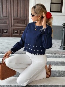 SHEIN Frenchy Blusa de moda con cuello redondo, puños con volantes y bordado floral para mujer en otoño