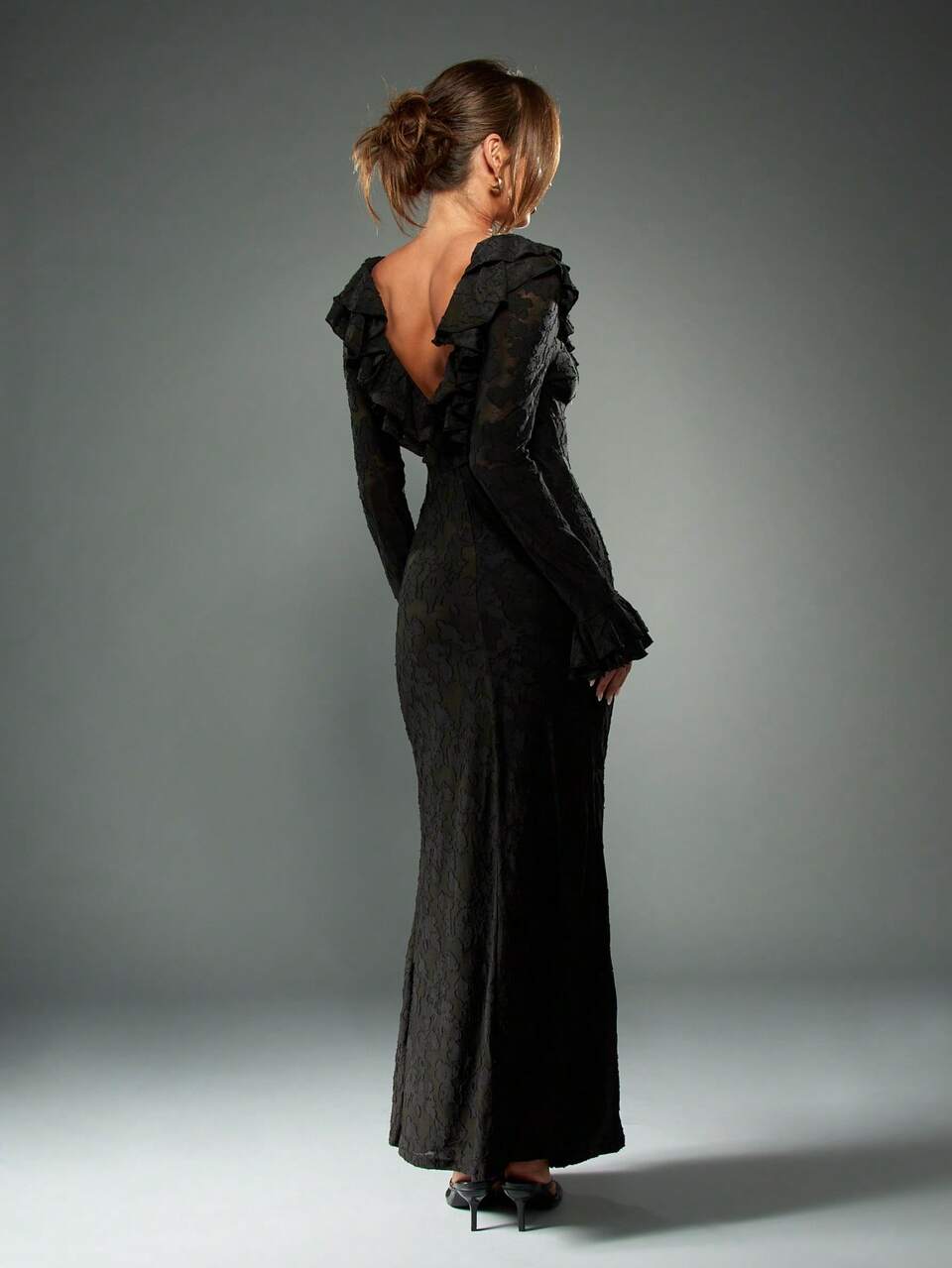 MISSGUIDED Robe maxi élégante à col en V, manches évasées et volants. Robe de soirée gothique victorienne noire à manches longues pour occasion spéciale. Inspirée du style vintage