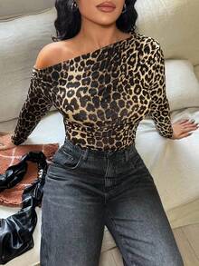 SHEIN SXY Camiseta de manga larga elegante con estampado de leopardo asimétrico, para otoño e invierno, estampado de leopardo, para salir, elegante, hombro asimétrico - Multicolor - Ver 3