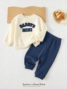 Cozy Pixies 2 件套男婴字母印花柔软针织圆领长袖运动衫和松紧腰慢跑裤套装 - 霧霾藍 - 查看 3