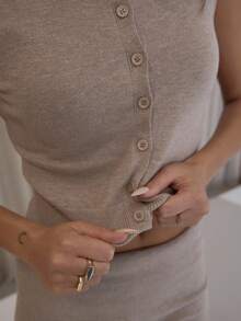 MUSERA 针织罗纹纽扣无袖上衣搭配翻领修身迷你短裤套装，优雅性感街头风，适合夜间外出、晚宴派对等场合，尽显夏日风情。 - 灰色 - 查看 7