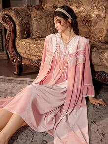 PalaceNights Conjunto de camisón y bata de terciopelo con bordados, volantes y parches en estilo vintage palaciego, talla grande, para otoño/invierno - Rosa - Ver 5
