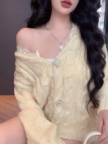 DAZY 秋冬宽松休闲针织上衣，时尚麻花针织纹理，优雅蕾丝花边V领，水钻纽扣装饰，奶油黄色长袖开衫，适合婚礼和派对 - 黃色 - 查看 3