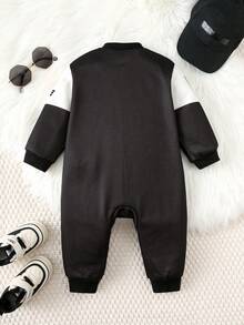 SHEIN 男婴加厚撞色字母印花拼接时尚可爱赛车连体裤，舒适百搭时尚休闲，适合秋冬季室内、户外滑雪、日常、运动、玩耍、派对、摄影 - 黑色 - 查看 2