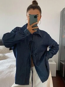 DAZY 女士翻领蝴蝶结肩带设计宽松长袖休闲牛仔衬衫 - 深色水洗藍 - 查看 2