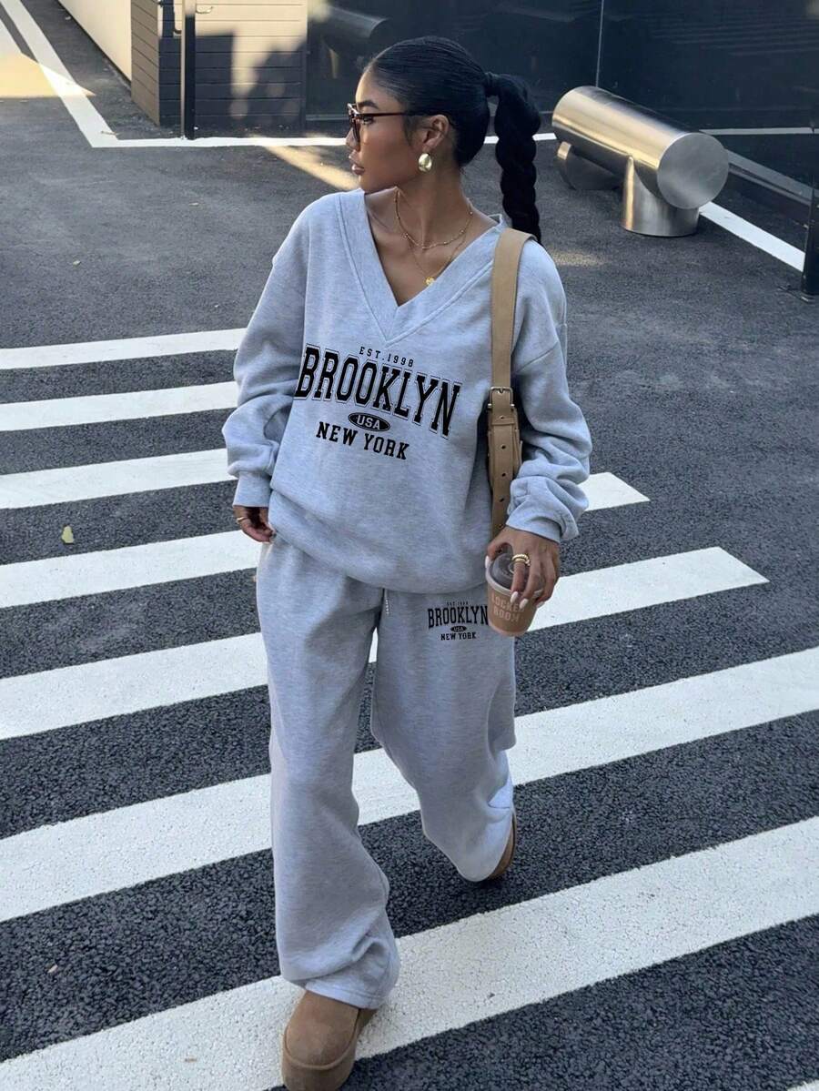 SHEIN Muchic 女士休闲布鲁克林标志 V 领长袖保暖内衬运动衫和裤子套装，适合秋冬季、老款、新款、秋季女装、校服、返校、时尚、嘻哈、运动、复古、街头服饰 - 淺灰色 - 查看 1