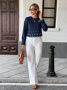 SHEIN Frenchy Blusa de moda con cuello redondo, puños con volantes y bordado floral para mujer en otoño