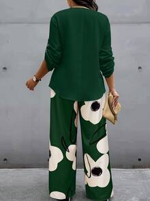 EMERY ROSE Conjunto informal de 2 piezas de camisa de manga corta con cuello en V y dobladillo curvo, talla grande pantalones, estampado aleatorio y talla grande - Multicolor - Ver 2