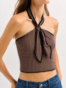 Nöista 这款黑白条纹露背上衣配有领带和黑色滚边，将复古 Y2K 美学与街头潮流融为一体，非常适合秋季、冬季、返校季和老派风格的女性。 - 鏽棕色 - 查看 7