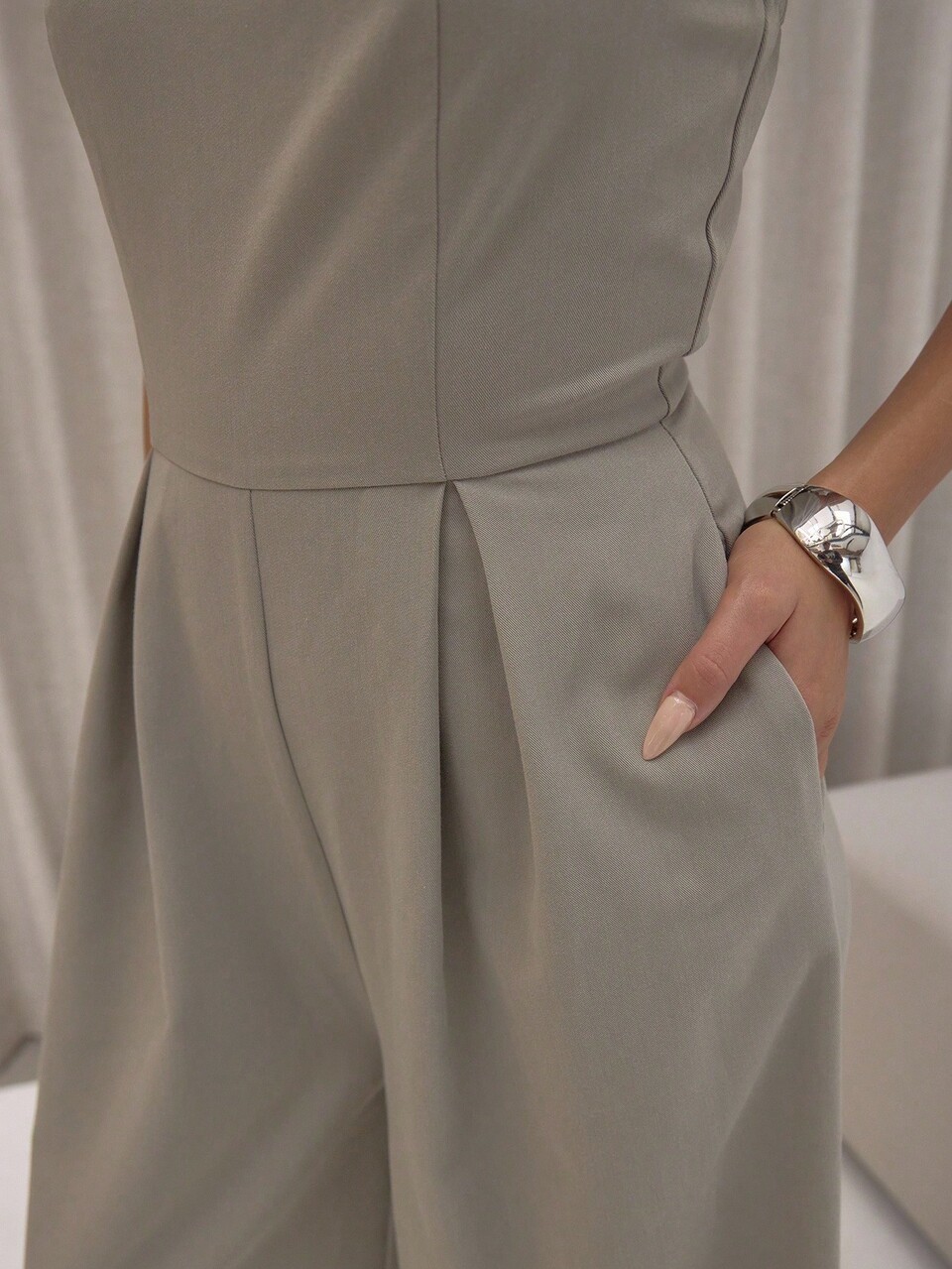Combinaison élégante à jambes larges et plissées, sexy et à la mode pour une sortie de nuit en été ou en automne