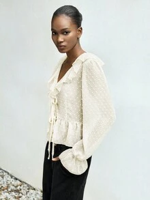 Lumivelle 全新纹理雪纺 V 领荷叶边系带衬衫 - 杏色 - 查看 4