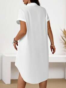 EMERY ROSE Robe chemise grande taille à manches courtes avec col boutonné, colorblocking, portrait de lèvres rouges et vue de côté, pour l'été