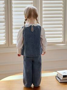 Souflis Souflis 法式复古女婴两件套，休闲纹理针织荷叶边领上衣搭配牛仔上衣和阔腿裤，2025秋冬新款女婴牛仔套装，牛仔婴儿服，女婴牛仔套装，两件套幼儿女童连衣裙衬衫和裤子，女婴罩衫套装，蓝色亚麻幼儿女童套装 - 深色水洗藍 - 查看 2