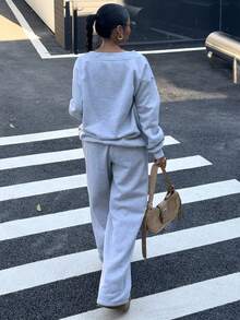 SHEIN Muchic 女士休闲布鲁克林标志 V 领长袖保暖内衬运动衫和裤子套装，适合秋冬季、老款、新款、秋季女装、校服、返校、时尚、嘻哈、运动、复古、街头服饰 - 淺灰色 - 查看 2