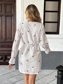 SHEIN Frenchy 女式花卉刺绣V领长袖时尚迷你连衣裙 - 米色 - 查看 2