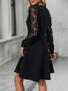 EMERY ROSE 女式 V 领撞色蕾丝长袖优雅迷你连衣裙 - 黑色 - 查看 2