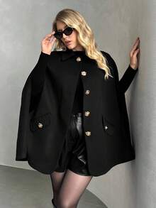 Auralis 大码女式优雅金属花朵纽扣设计斗篷外套，秋冬 - 黑色 - 查看 3