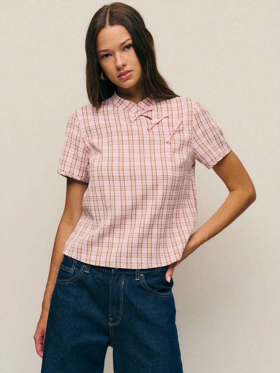 Nöista This Girly Top Features A Stand-Up Collar With Chinese-Inspired Elements. Three Buttons Add An Oriental Touch. The Short-Sleeved, Straight-Fit Silhouette And Clean Cut Enhance Comfort And A Casual Feel. The Plaid Pattern Creates A Retro, Preppy Vibe With A Casual, Everyday Feel. It's Perfect For Casual Outings, Gatherings With Friends, Cultural Events, And More, And Can Easily Be Integrated Into A Lightly Retro Or Sweet Style.