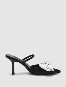 SheIn MOD Tacones altos de tacón fino con punta puntiaguda, correa cruzada y hebilla patentado rojo vino para damas - Blanco y Negro - Ver 2
