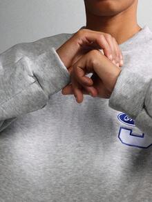 SUMWON 短款学院风经典运动衫，带刺绣校园字母标志，休闲圆领长袖套头衫，秋冬家居服 - 灰色 - 查看 6