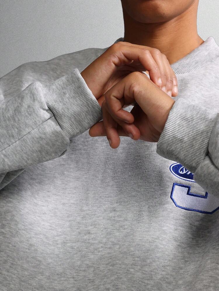 Klasyczna bluza z okrągłym dekoltem i haftowanym napisem Varsity